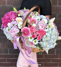 Цветочная композиция из Розы, Хризантемы, Пионы и Лизиантусы в корзине в Азовской