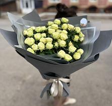 Букет Белые кустовые розы Солинеро в Азовской