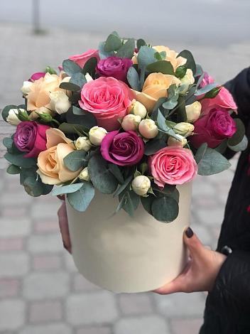 Цветочная композиция из Розы в шляпной коробке в Азовской
