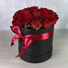 Цветочная композиция из Розы в шляпной коробке в Азовской